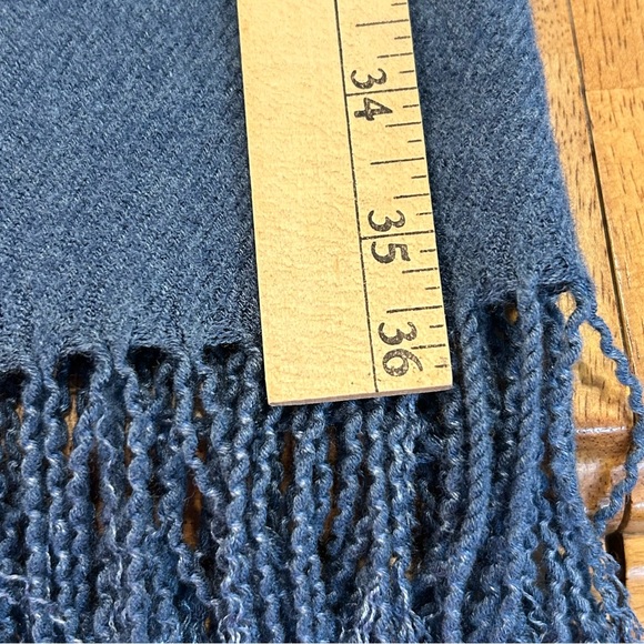 NWOT Very Soft Acrylic Blue Winter Scarf - Picture 4 of 4